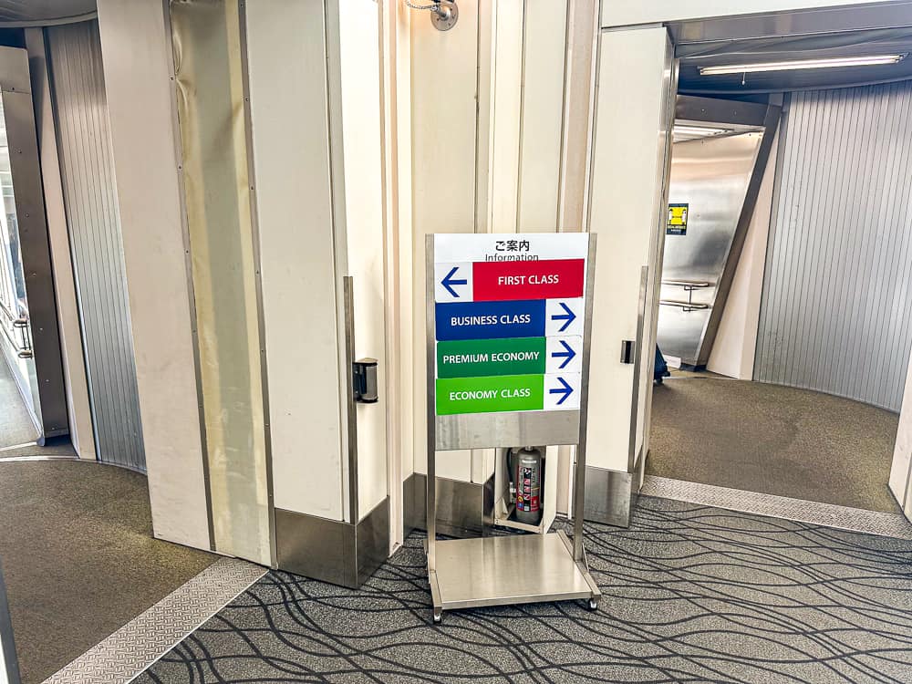 All Nippon Airways – 777 – Business The Room-01