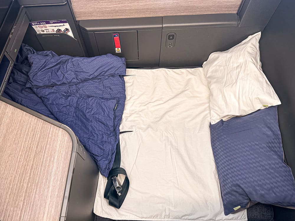 ANA 777 Business The Room