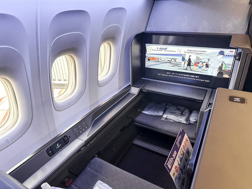 ANA 777 Business The Room