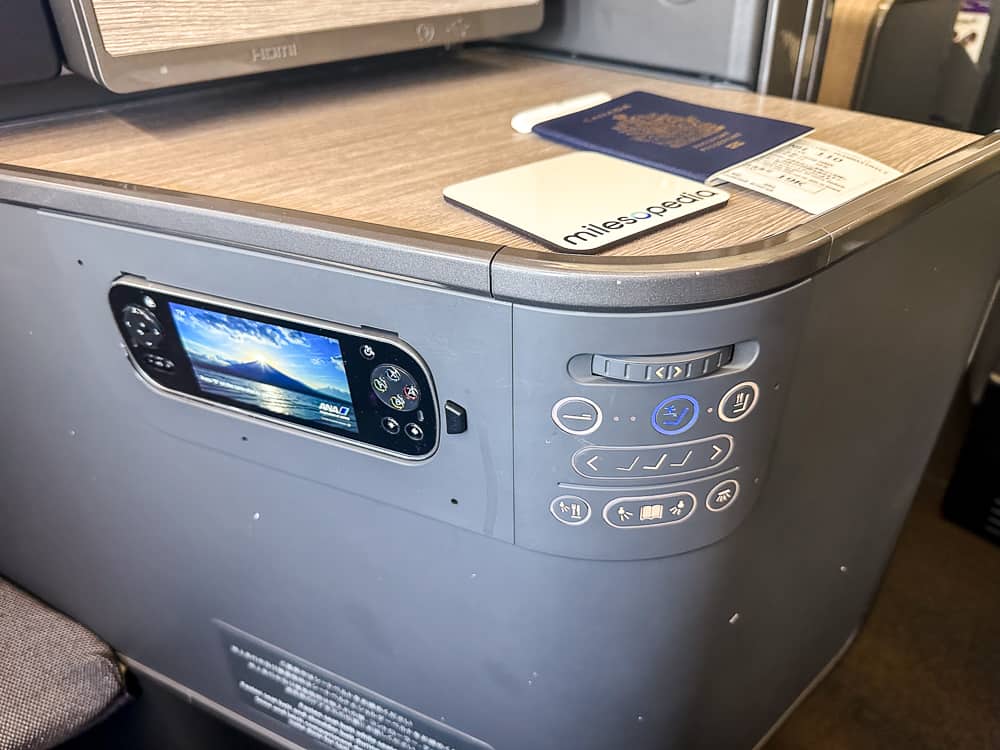 ANA 777 Business The Room