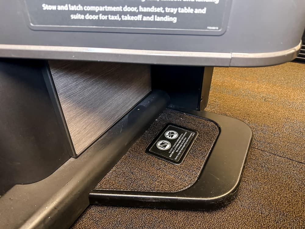 ANA 777 Business The Room