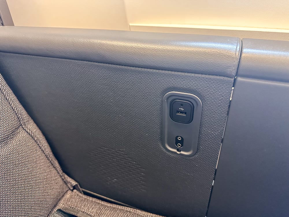 ANA 777 Business The Room