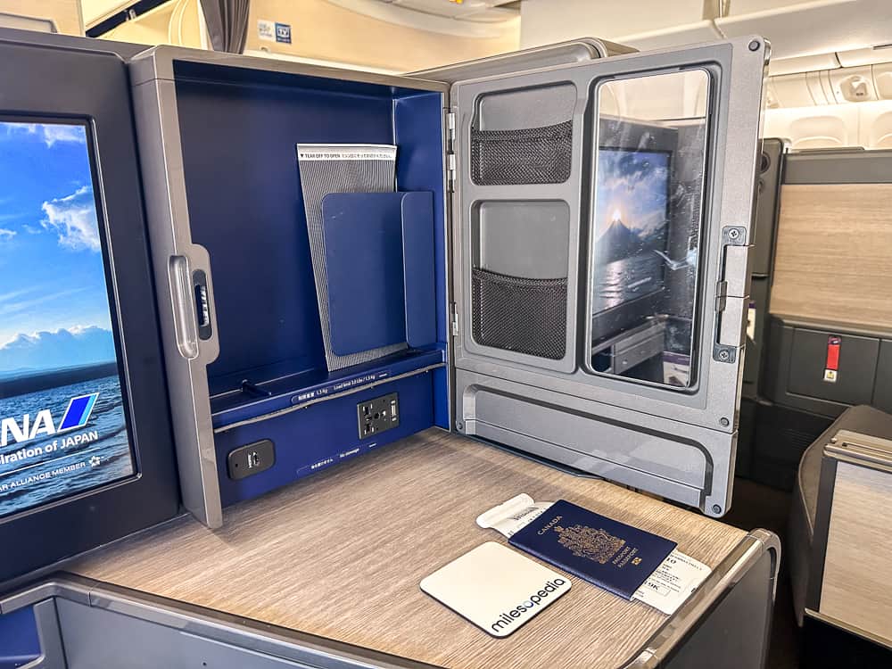 ANA 777 Business The Room