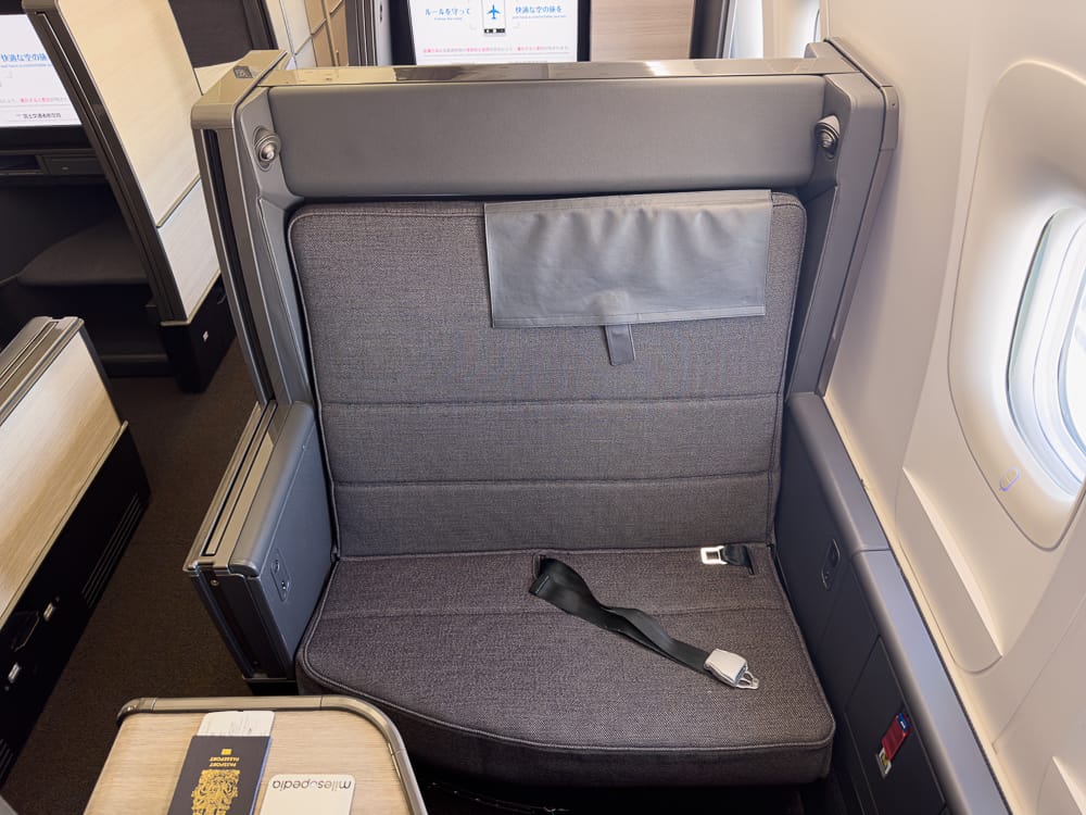 ANA 777 Business The Room