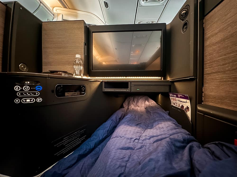 ANA 777 Business The Room