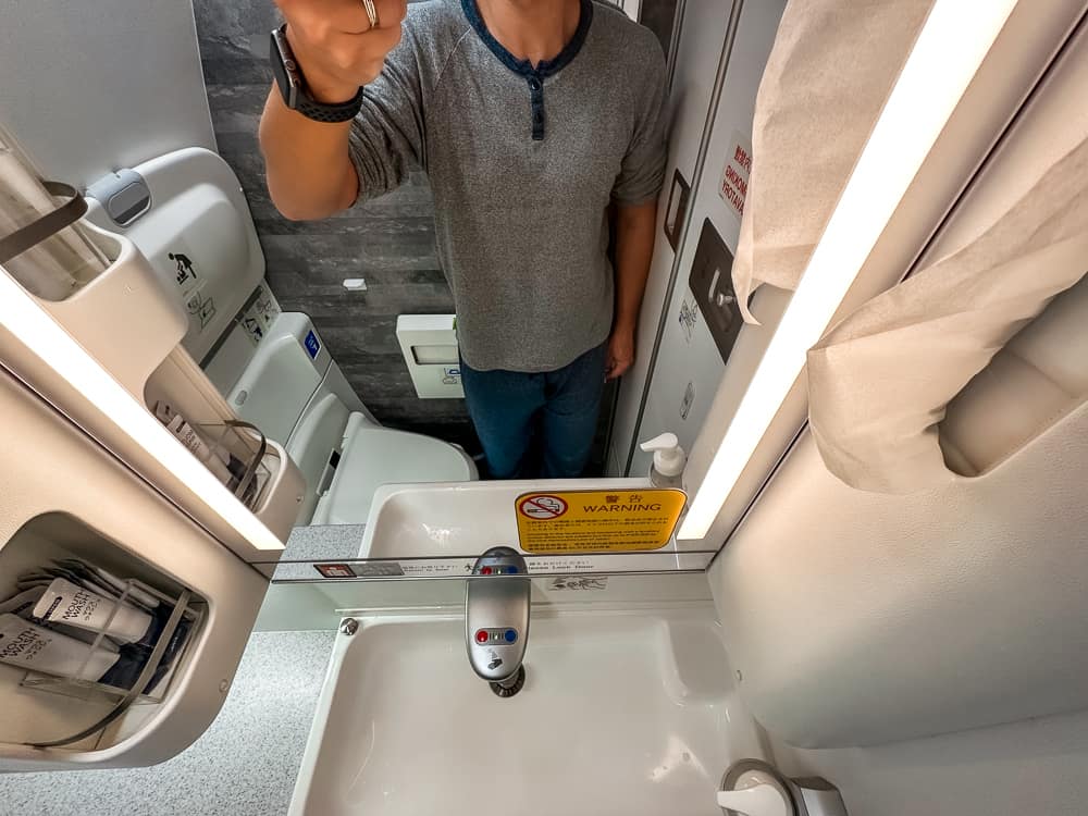 ANA 777 Business The Room