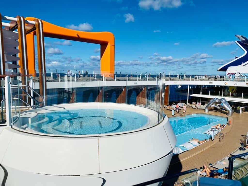 Celebrity Apex - piscine et spa