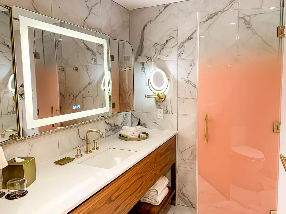 Chambre bain Honeyrose Montreal, Tribute Portfolio