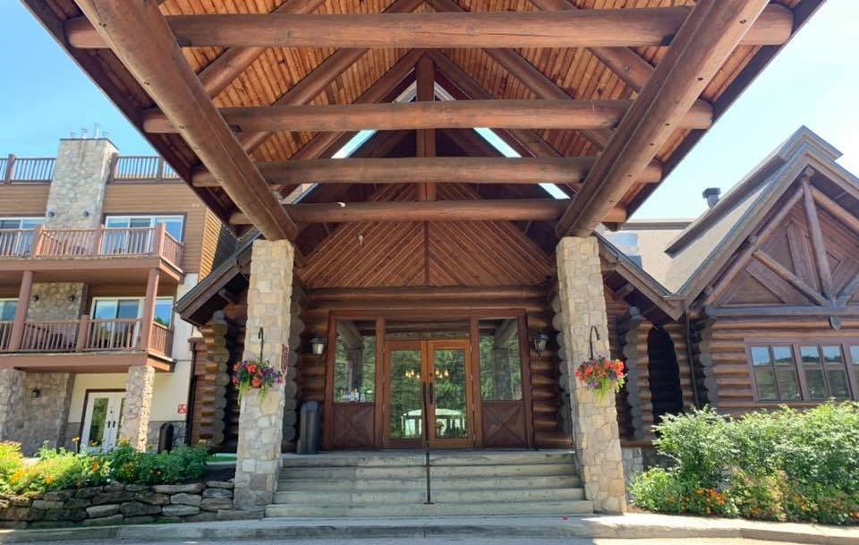 Le Grand Lodge Mont Tremblant page facebook