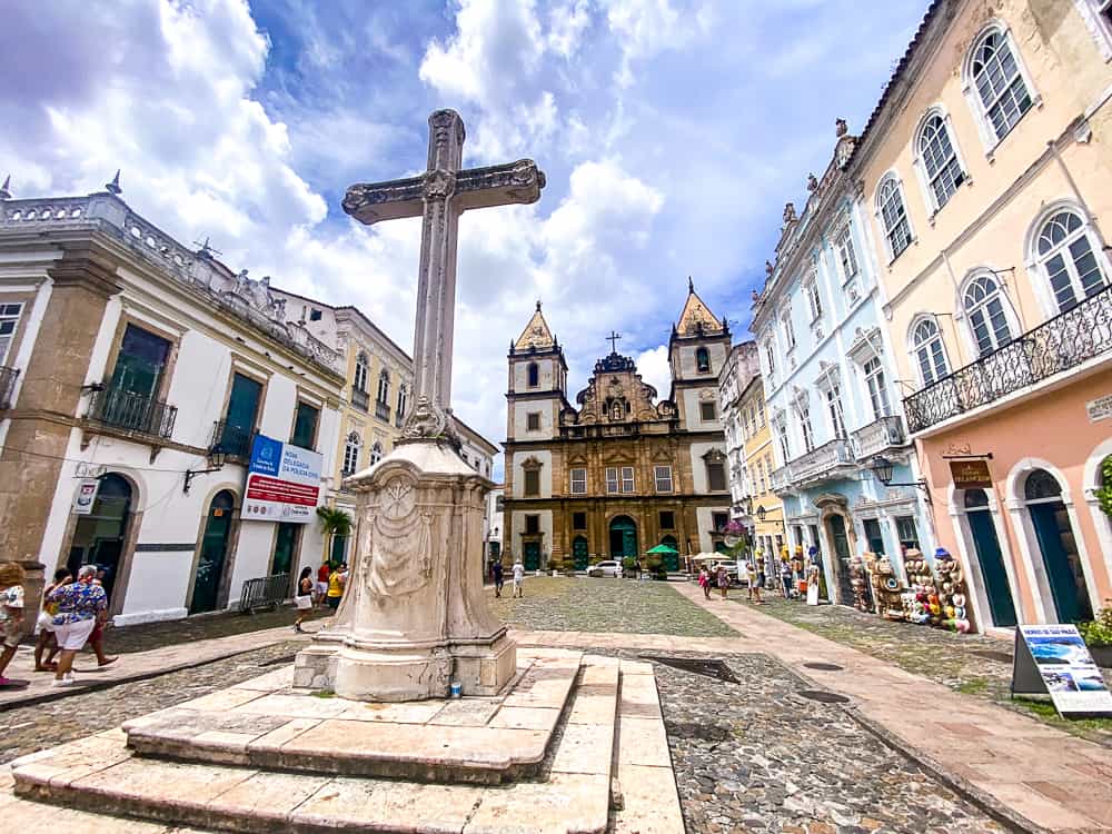 13 Place et Église de Saint François