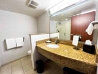 Courtyard Miami Airport bathroom