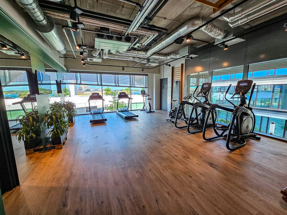 Moxy Amsterdam Houthavens Gym et piscine 1