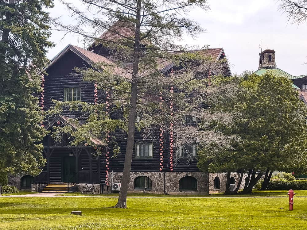 Fairmont Le Château Montebello QC Crédit David chateau exterieur 1
