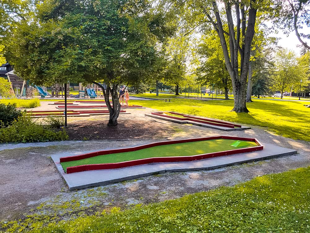 Fairmont Le Château Montebello QC Crédit David mini golf 1