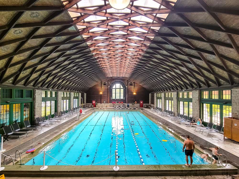 Fairmont Le Château Montebello QC Crédit David piscine interieure 1