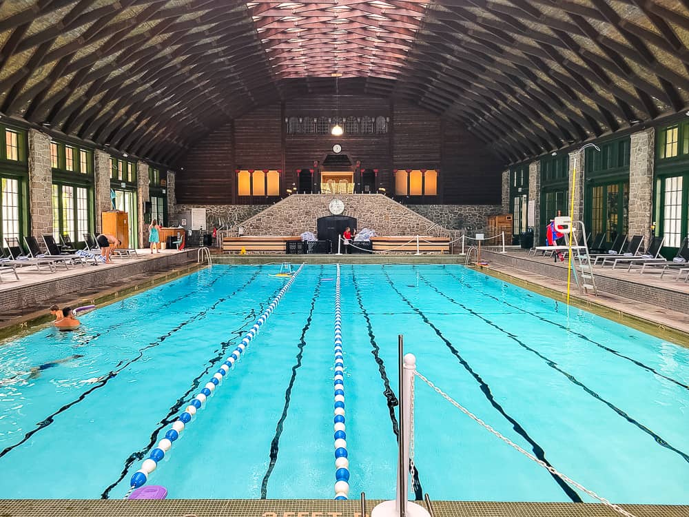 Fairmont Le Château Montebello QC Crédit David piscine interieure 2