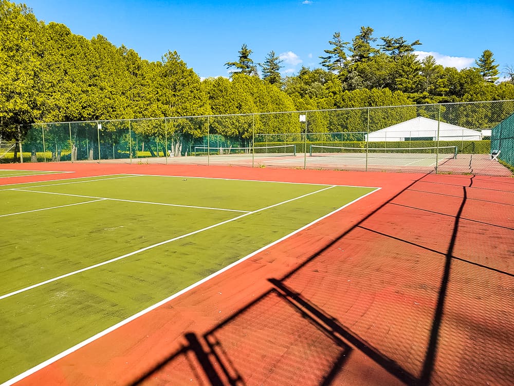 Fairmont Le Château Montebello QC Crédit David tennis exterieur 1