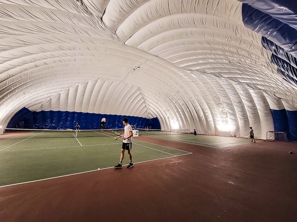 Fairmont Le Château Montebello QC Crédit David tennis interieur 1