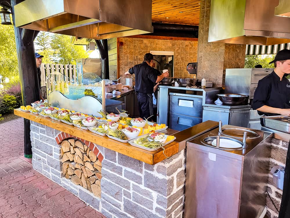 Fairmont Le Château Montebello QC Crédit David terrasse bbq 4