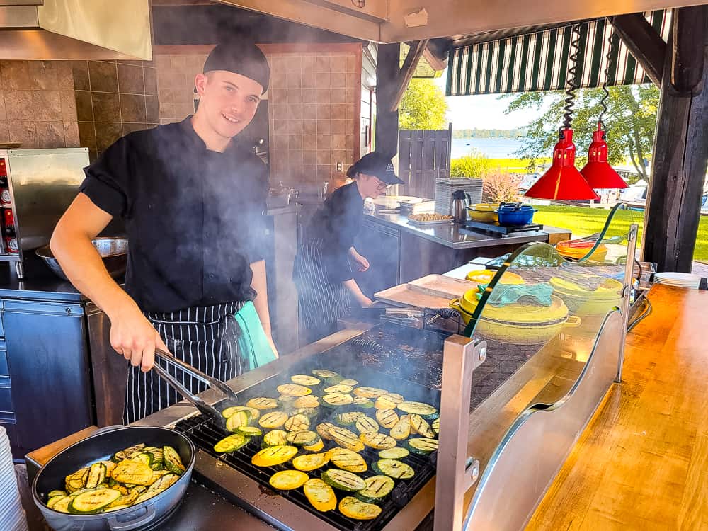 Fairmont Le Château Montebello QC Crédit David terrasse bbq 5