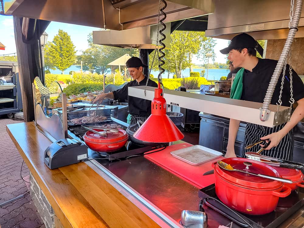 Fairmont Le Château Montebello QC Crédit David terrasse bbq 6