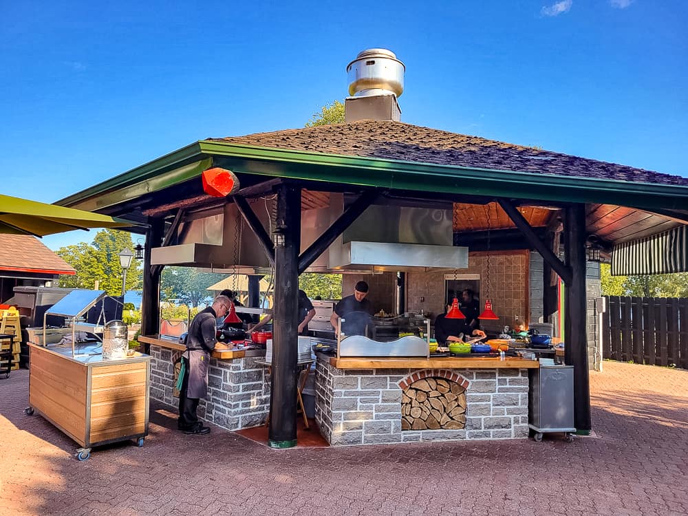 Fairmont Le Château Montebello QC Crédit David terrasse bbq 7