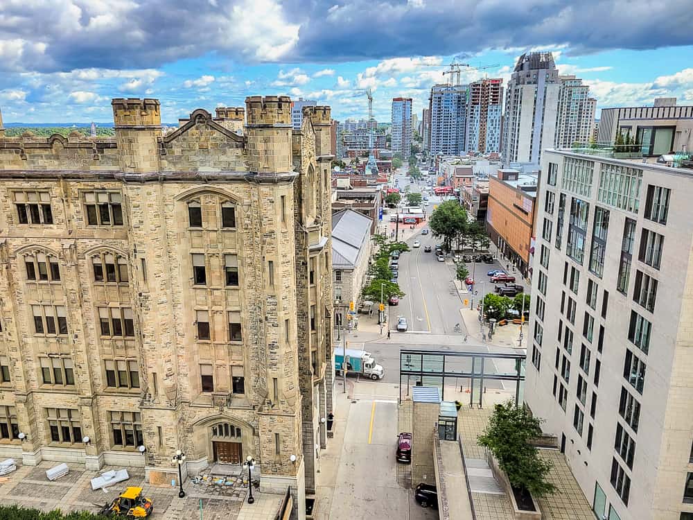 Vue de la chambre, sur le cœur du marché By.