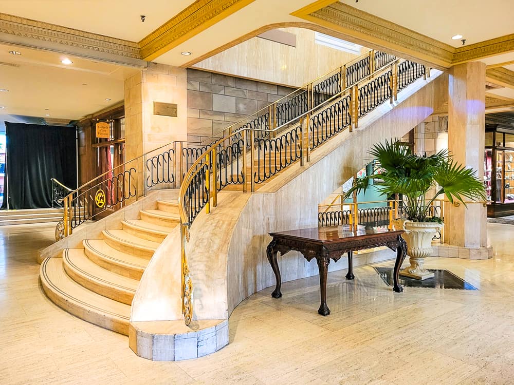Fairmont Château Laurier escaliers 1x