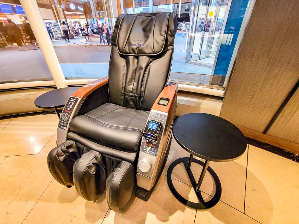 Salon Plaza Premium lounge YVR