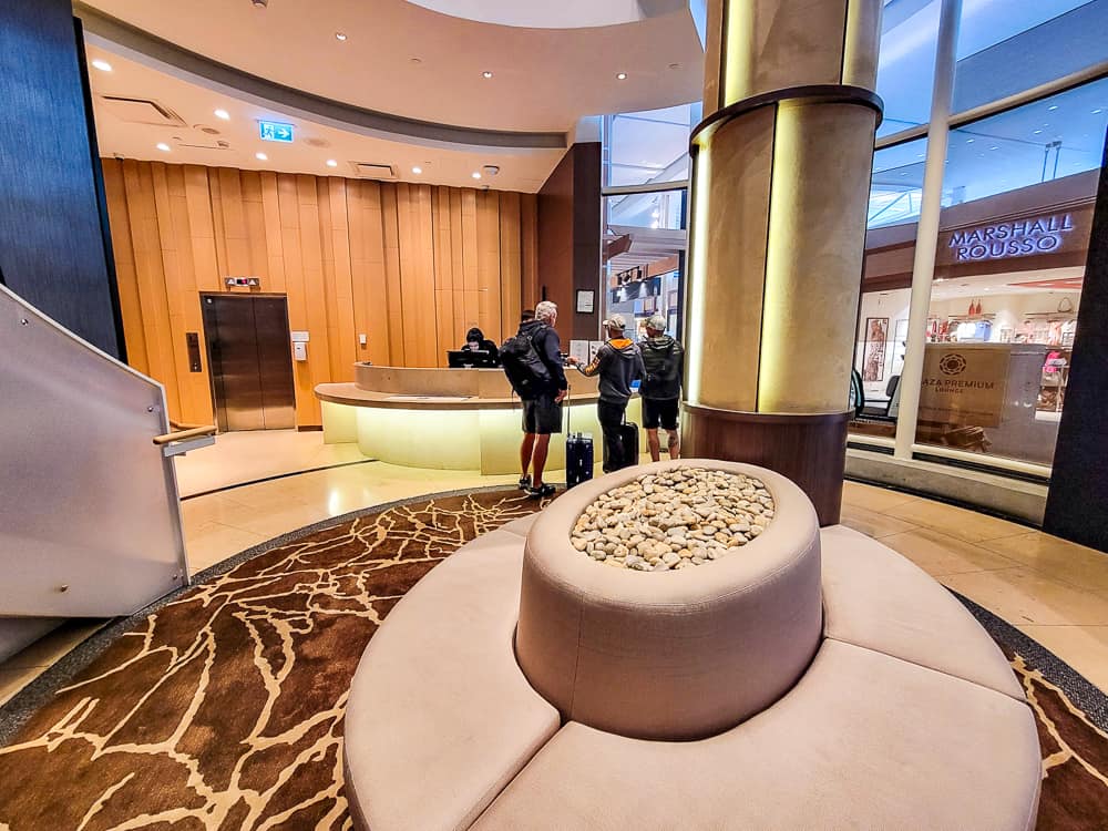 Salon Plaza Premium lounge YVR