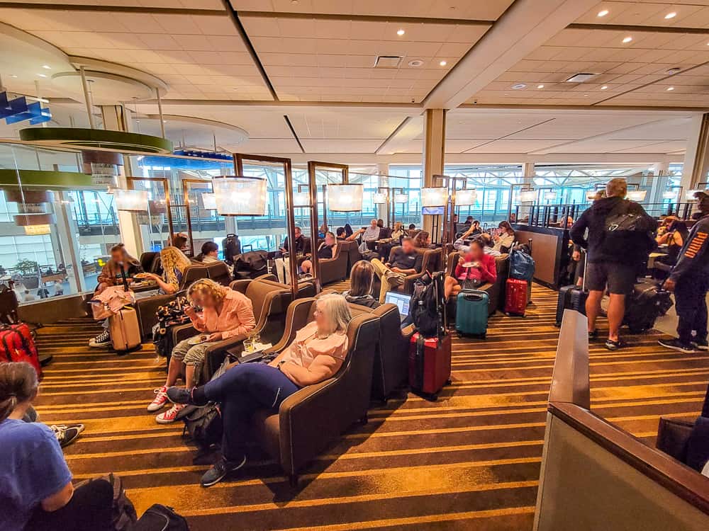 Salon Plaza Premium lounge YVR