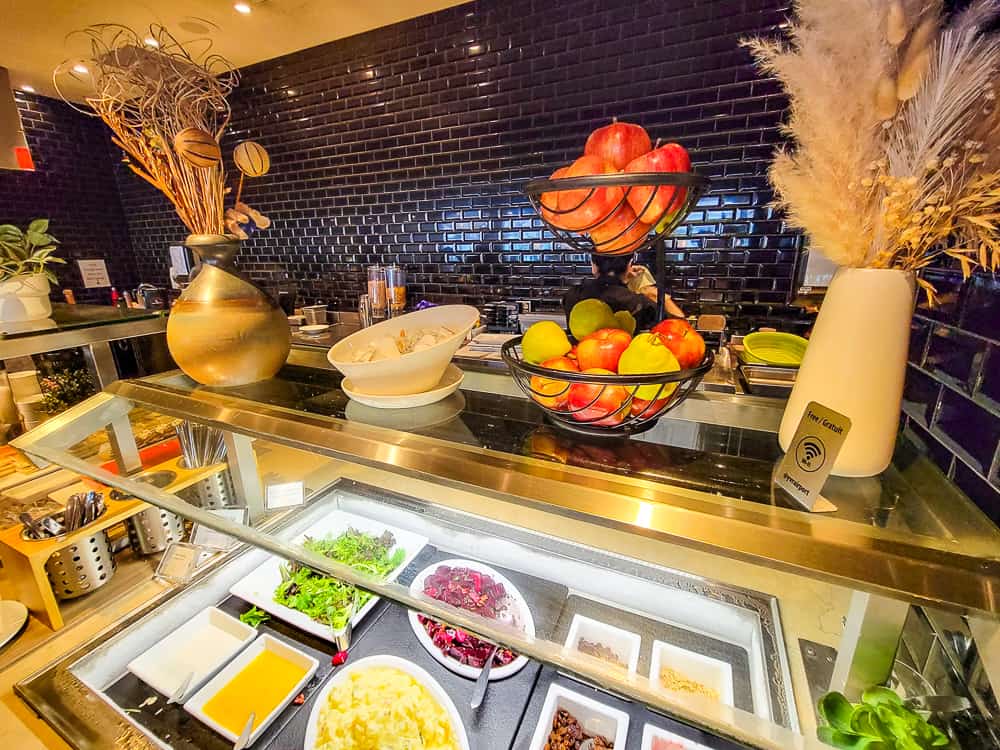 Salon Plaza Premium lounge YVR