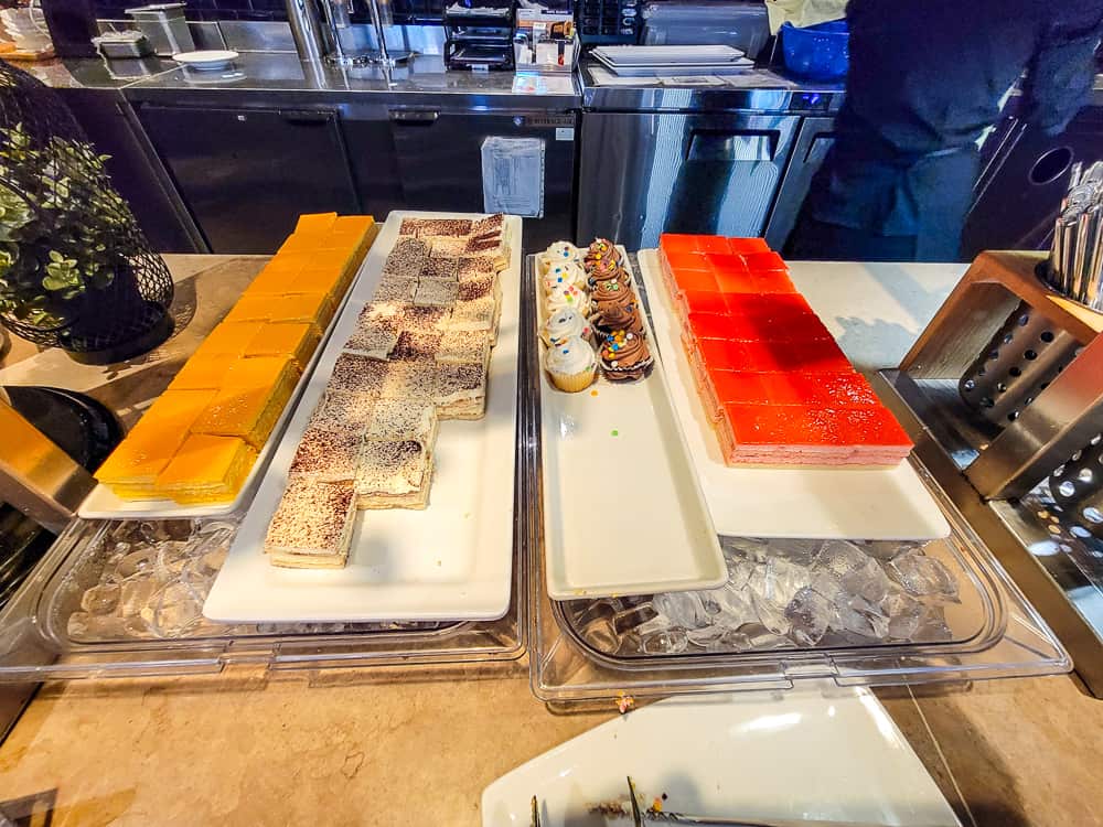 Salon Plaza Premium lounge YVR