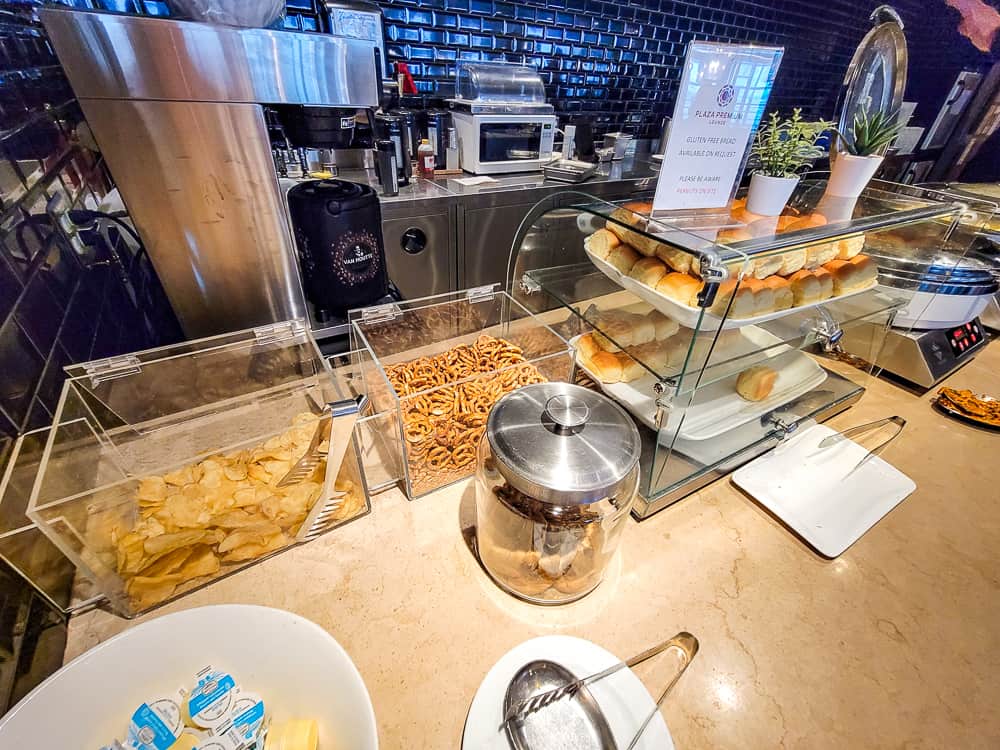 Salon Plaza Premium lounge YVR