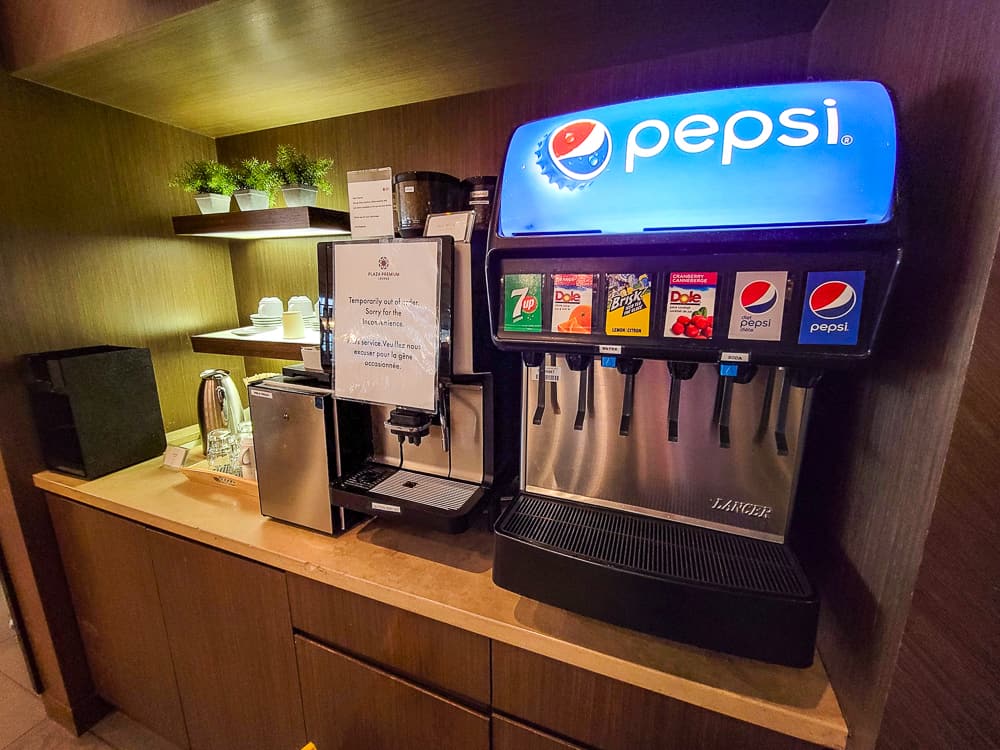 Salon Plaza Premium lounge YVR