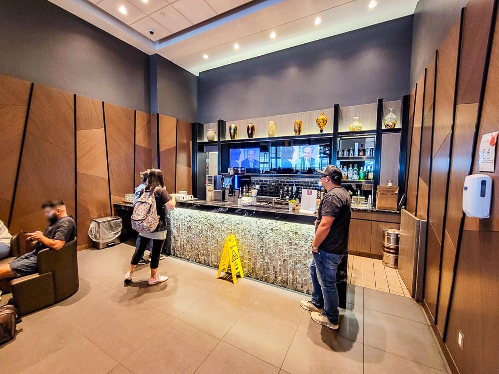 Salon Plaza Premium lounge YVR