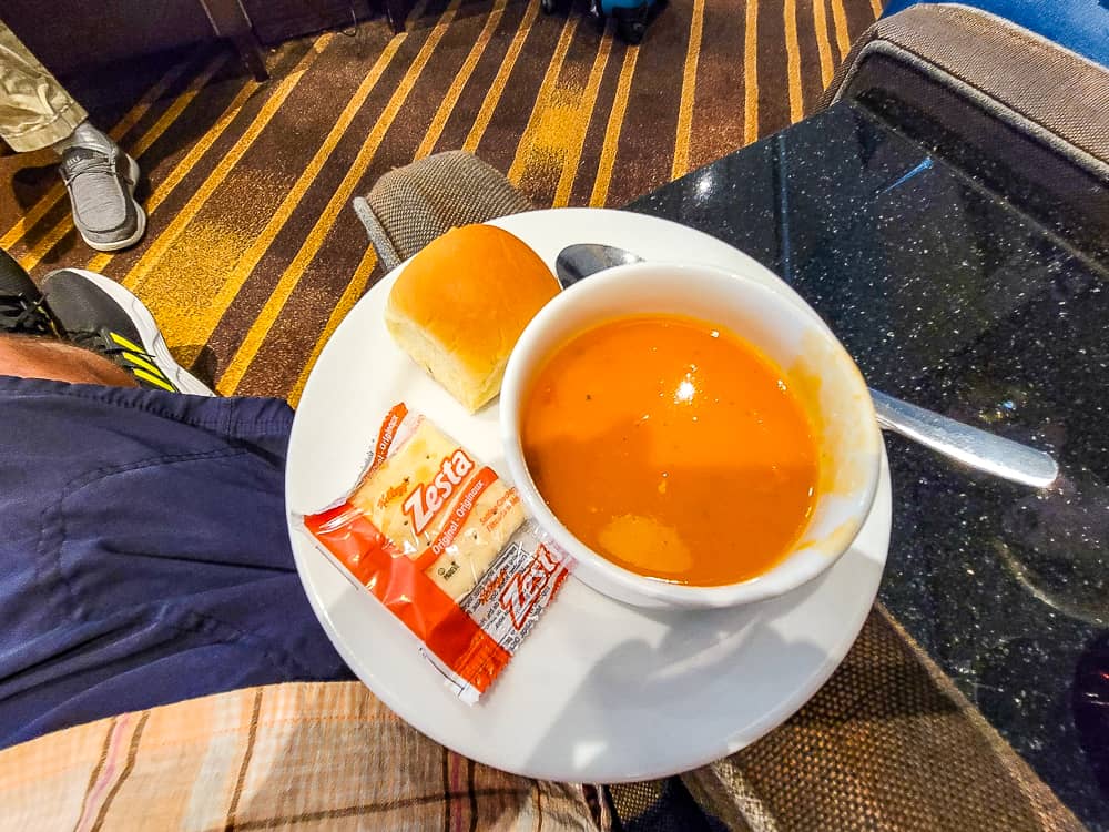 Salon Plaza Premium lounge YVR