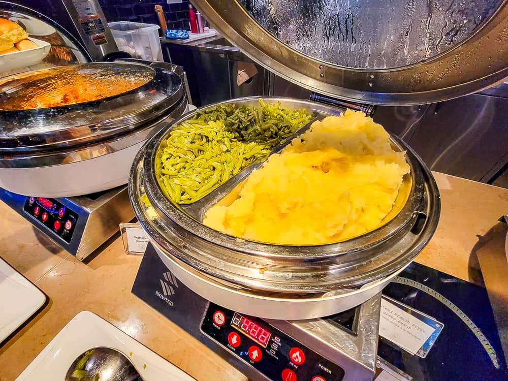 Salon Plaza Premium lounge YVR