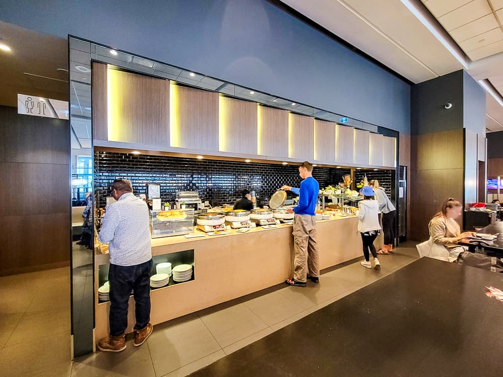 Salon Plaza Premium lounge YVR