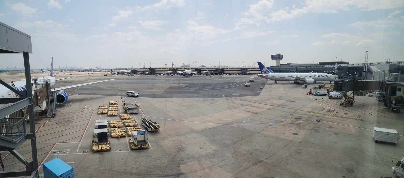 United Club Newark - Lounge view