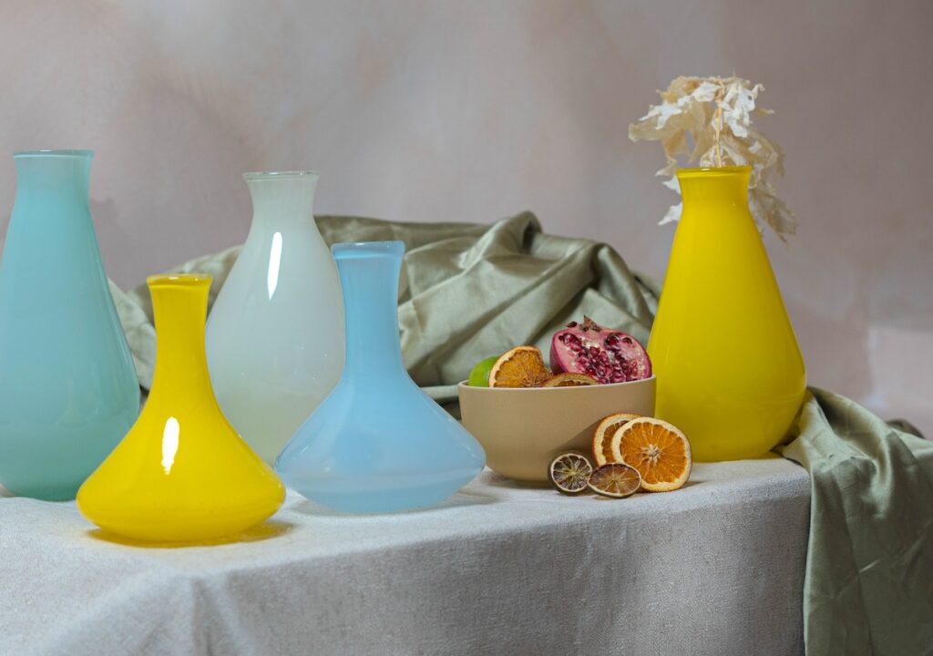 plusieurs vases de différentes formes et couleurs