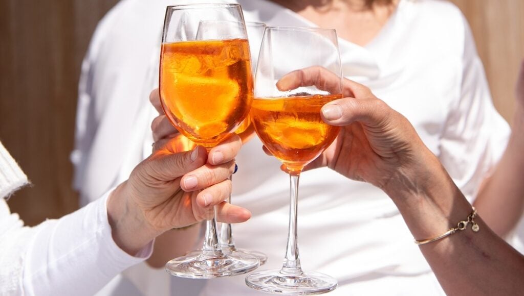 Trois personnes trinquent