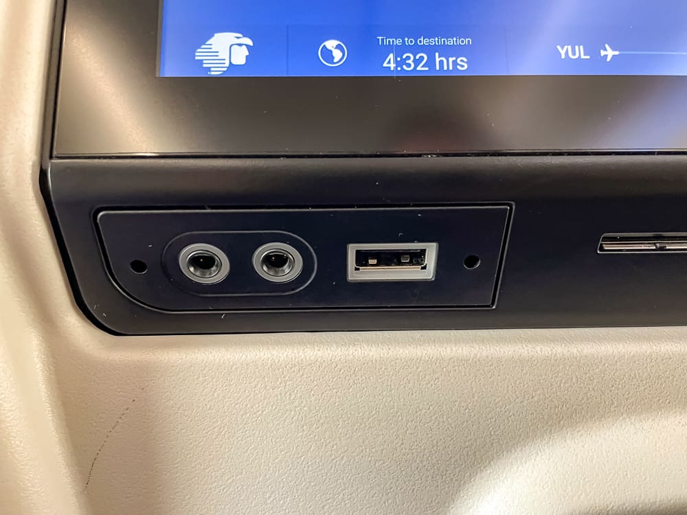 Prises ecouteurs USB - Crédit Maude Carrier