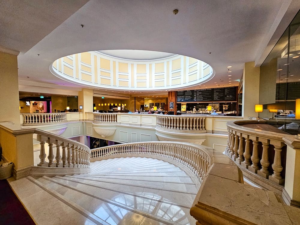 JW Marriott Bucharest Grand Hotel Lobby devant hôtel 1