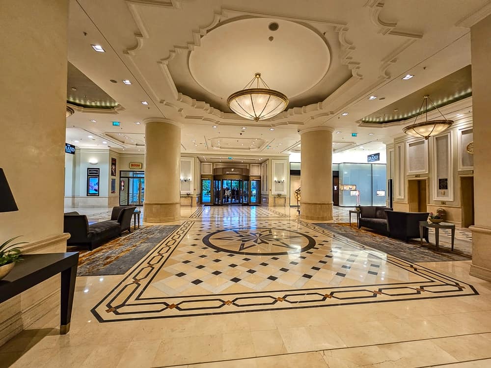 JW Marriott Bucharest Grand Hotel Lobby devant hôtel 6