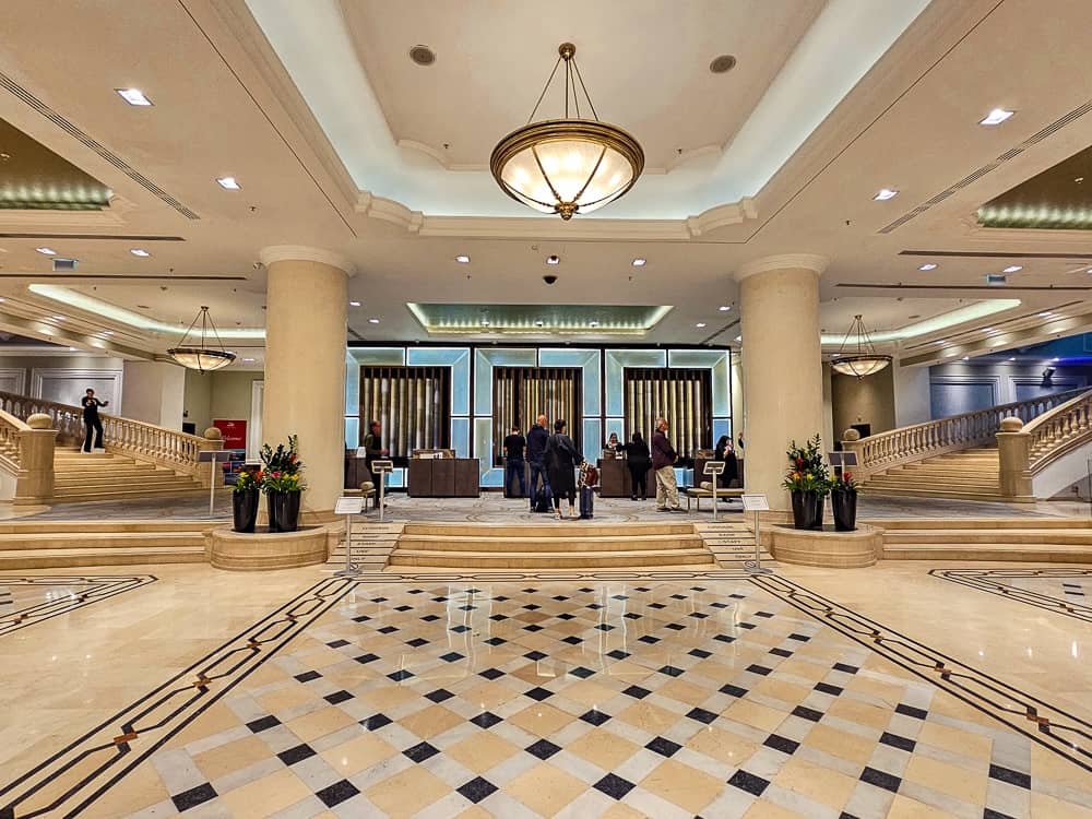 JW Marriott Bucharest Grand Hotel Lobby devant hôtel 7