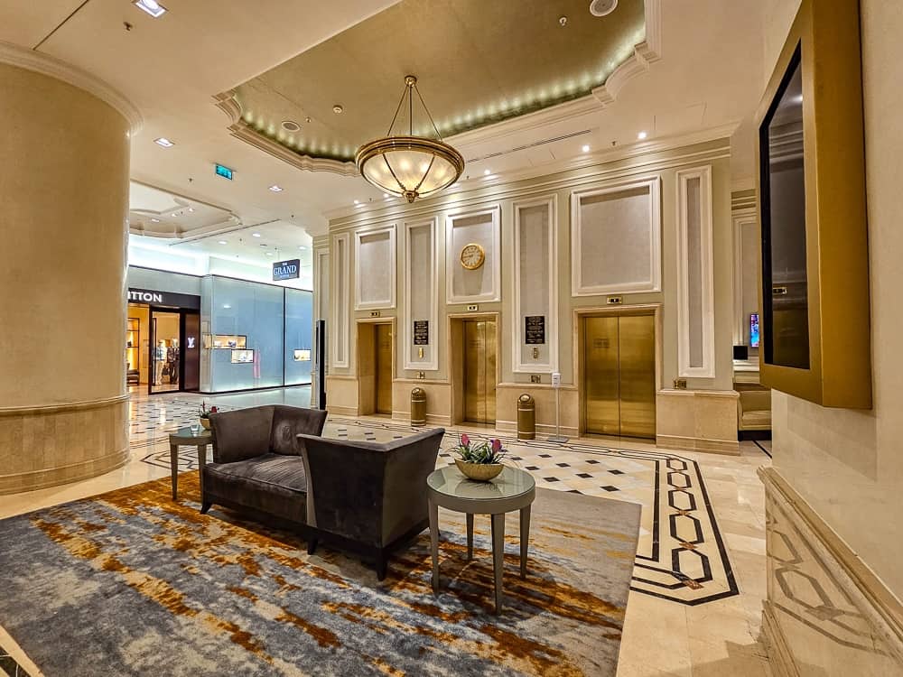 JW Marriott Bucharest Grand Hotel Lobby devant hôtel 8