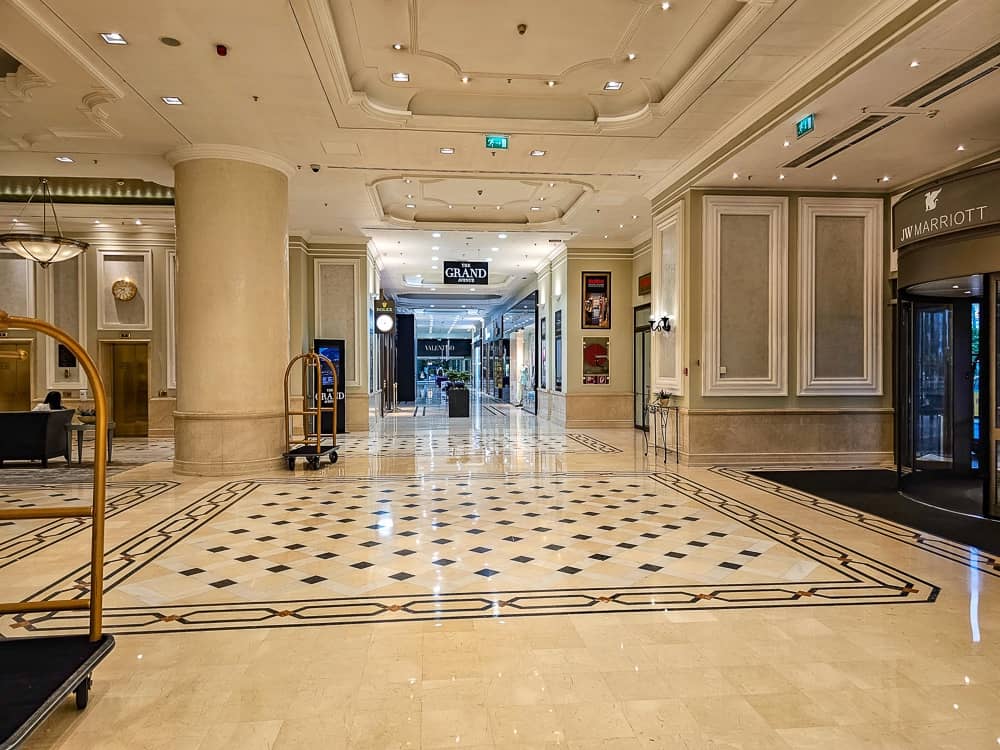 JW Marriott Bucharest Grand Hotel Lobby devant hôtel 9
