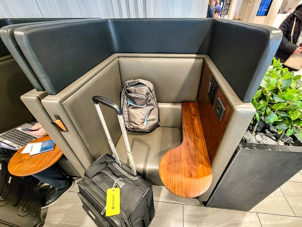 Salon Premium Plaza Toronto T1 Domestic 01