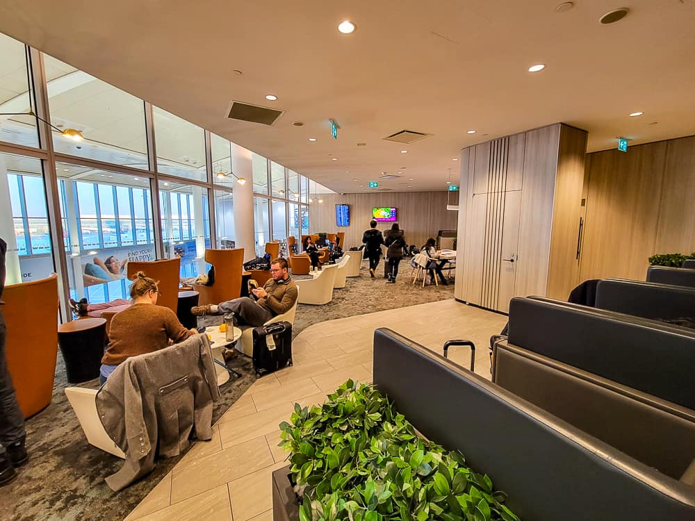 Salon Premium Plaza Toronto T1 Domestic 02